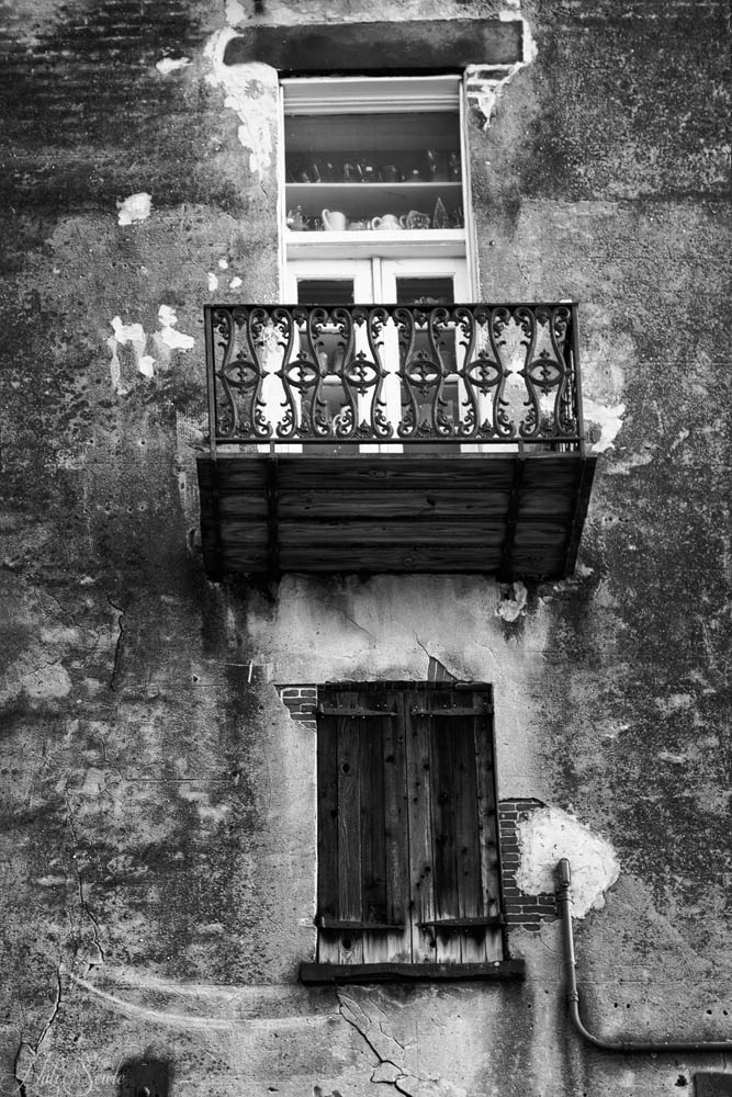 2016_06_Savannah_Charleston-10115-Edit1000.jpg - Savannah had these amazing old buildings with a juxtaposition of old and new windows.  The buildings facades themselves had great character as well.