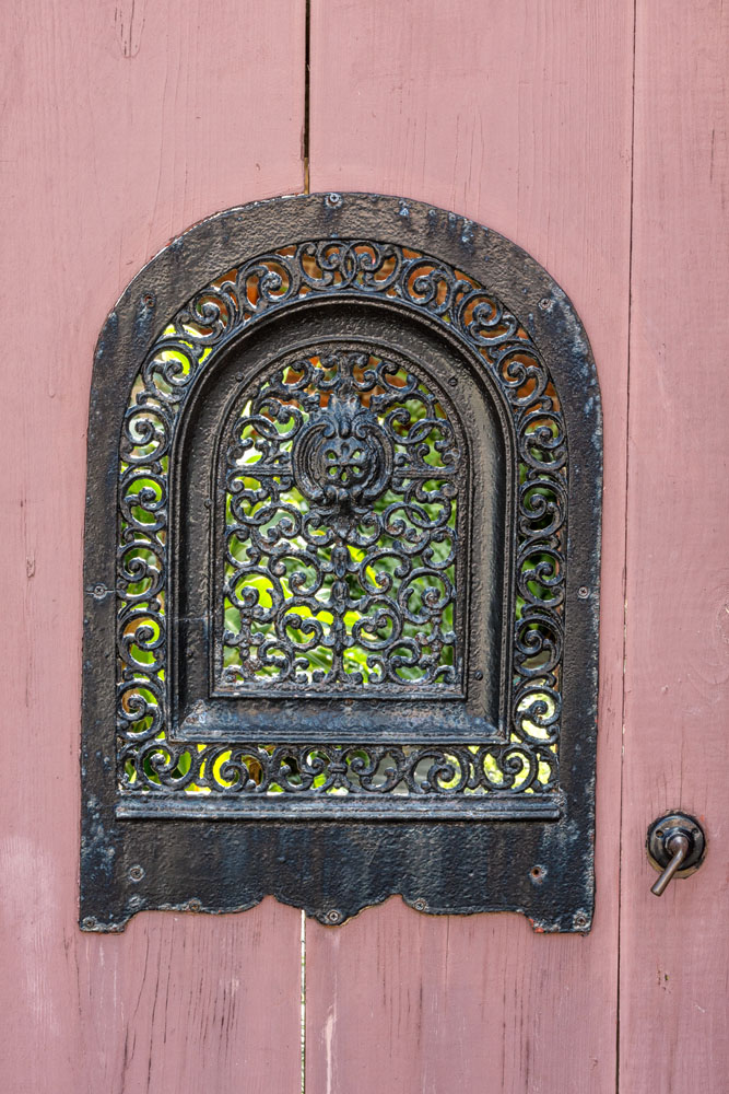2016_06_Savannah_Charleston-11566-Edit1000.jpg - A peak into the garden.  Another beautiful iron grill set into a wooden door giving a glimpse of the garden behind.