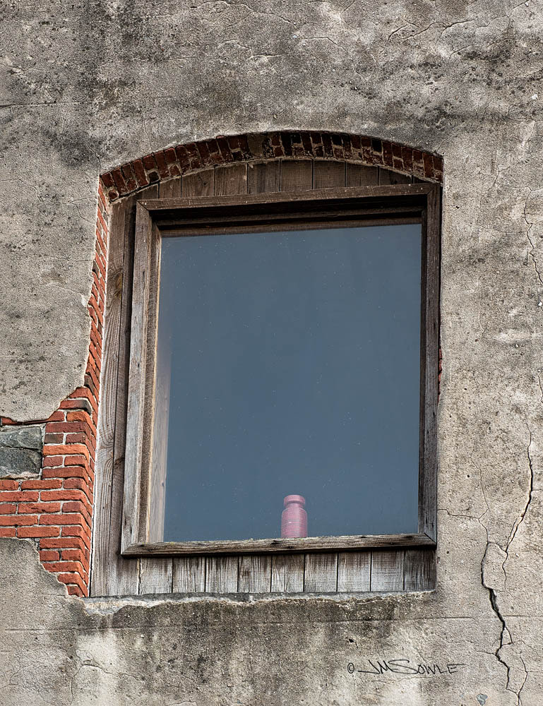 _JMS0020.jpg - A jar in a window along West River Street.