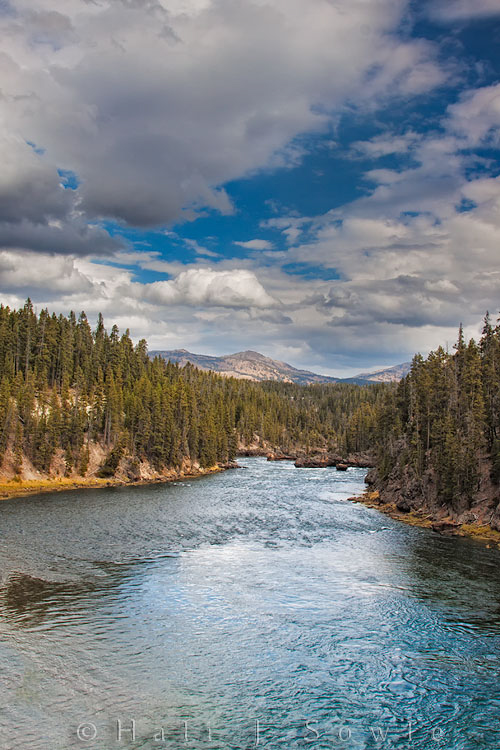 2010_10_04_Yellowstone-10482-Blend_Edit750.jpg - The yellowstone river taken near the southern entrance to the loop road through the Grand Canyon of the Yellowstone.